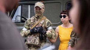 أحد عناصر فاغنر مع سيدة في مدينة روستوف السبت الماضي- جيتي