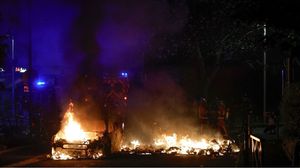 هاجم محتجون مبنى بلدية ضاحية بيزون شمال غرب باريس- جيتي