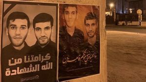 نشطاء بحرينيون ألصقوا صور الشابين على الجدران في المنامة- تويتر