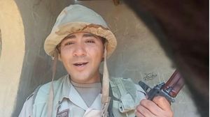 يظهر في الفيديو مجند مصري يغني بصوت جميل أغنية "سلم عالشهداء اللي معاك"- فيسبوك