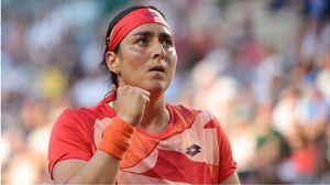تواجه النجمة التونسية في الدور المقبل من رولان غاروس اللاعبة الأمريكية برناردا بيرا- Roland-Garros / تويتر