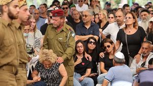 عائلات الجنود الإسرائيليين القتلى بعد دفنهم- جيتي
