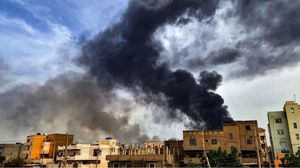 سُمعت أصوات دوي انفجارات قوية في مدينة أم درمان غربي الخرطوم، إضافة إلى انفجارات وتحليق لطيران عسكري في منطقة "شرق النيل" شرقي الخرطوم- جيتي