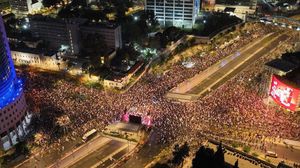 شارك الآلاف في المظاهرة الإسرائيلية المركزية في ساحة "كابلان" وسط تل أبيب- إكس