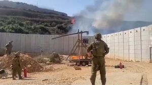 جنود الاحتلال خلال استخدام المنجنيق لحرق الأراضي اللبنانية- إكس