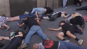 النشطاء ألقوا أنفسهم على الأرض لمحاكاة المجازر- وفا