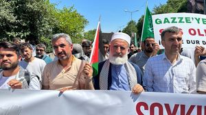 تجمع المتظاهرون أمام مسجد إستينيا محمود تشاووش بإسطنبول قبل أن يتوجهوا إلى القنصلية الأمريكية- الأناضول