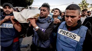 مراسم تشييع جثمان الصحفيين الفلسطينيين ساري منصور وحسونة سليم بعد استشهادهم في غزة- الغارديان