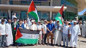  حرص مغاربة على رفع أعلام فلسطين أثناء استقبالهم بعض الحجاج في مطار وجدة- منصة "إكس"