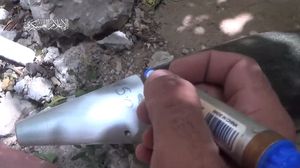 مقاتل من القسام يكتب عبارات تحية للشعب الفلسطيني قبل إطلاقها على قوات الاحتلال- إعلام القسام