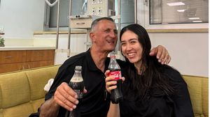 ظهرت الأسيرة الإسرائيلية برفقة والدها في مستشفى "شيبا" في "تل أبيب" وهي تشرب الـ"كوكاكولا" بعد ساعات قليلة من خروجها من غزة- منصة "إكس"