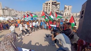 لافتات كُتبت عليها شعارات شُكر وامتنان لركاب السفينة الذين تحدّوا الاحتلال- منظمو الوقفة