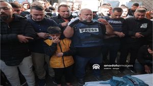 ما زال وائل الدحدوح، بقلبه المثقوب، صوتًا لا يغيب عن الذاكرة الفلسطينية؛ فهو لا يُخفي ألمه، لكنه يختار أن يوظفه ليقول للعالم: نحن ننزف، لكننا لا نكذب.. الأناضول