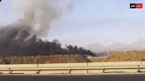 لقطات لأعمدة دخان تتصاعد من المنشأة بعد قصفها- وكالة مهر الإيرانية