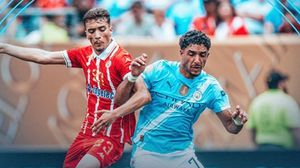 أنهى مانشستر السيتي المباراة بعشرة لاعبين بعد طرد اللاعب ريكو لويس- السيتي / إكس