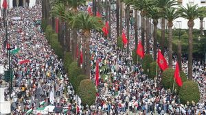 الشعب المغربي، ومن خلال هذه المسيرة، يعلن انحيازه الثابت لكل قضايا الأمة العادلة، في فلسطين، وإيران، وكل ساحات المقاومة.. الأناضول