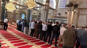 العشرات فقط تمكنوا من دخول الأقصى للصلاة- إكس