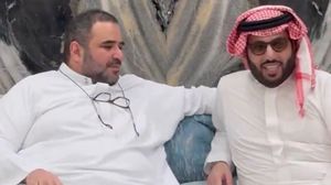كان لافتا أن سعود القحطاني (47 عاما) ظهر متوكئا على عكاز خلال لقائه بتركي آل الشيخ- إكس