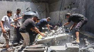 استشهد 4 فلسطينيين بينهم طفلة وأصيب عشرات المواطنين إثر قصف مدفعية الاحتلال خيام النازحين في منطقة مواصي خانيونس جنوب قطاع غزة- الأناضول