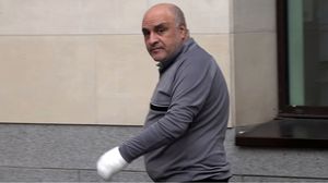 تعرض حارق القرآن للضرب أمام القنصلية بعد أن أشعل النار في المصحف - جيتي