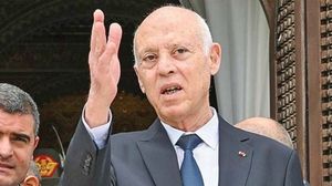 طالبت المنظمات في خطابها بفرض مجموعة من الإجراءات العقابية على الرئيس سعيّد ومقربيه، من بينها: منع السفر إلى أوروبا، تجميد الأرصدة والحسابات البنكية، حظر تصدير الأسلحة والمعدات الأمنية إلى تونس، وقف الدعم المالي الأوروبي المرتبط بملف الهجرة.