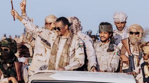 "يخاطب جنوده على الحدود بينما كان يخاطبهم من بوابة القصر الجمهوري بداية الحرب"- من فيديو خطابه