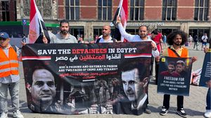 أعلن المتظاهرون تضامنهم مع المعتقلين في السجون المصرية-  عربي21