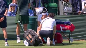 عانت اللاعبة التونسية من الإصابة خلال المجموعة الأولى- TENNIS TV/ إكس