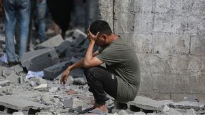 أسفرت غارات شنها جيش الاحتلال عن استشهاد وإصابة عدد من الفلسطينيين بعد استهداف مدرستين تؤويان نازحين في مدينة غزة وجباليا البلد شمالي القطاع- جيتي