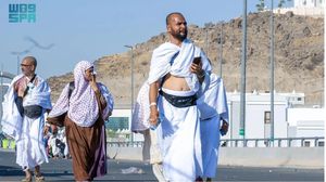 يقف الحجاج على صعيد عرفة الخميس - واس