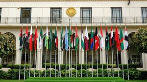 "هناك من يرون أن الجامعة لا تقدم ولا تؤخر، وهذا صحيح، فهي تعبير عن العجز العربي، وهناك من لا يرون بأسا لذلك من إغلاقها بالضبة والمفتاح، وهذا هو العبث بعينه"- فيسبوك/ الجامعة