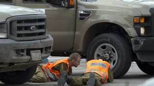 جنود إٍسرائيليون يختبئون من القصف الصاروخي على تل أبيب - الأناضول