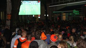 جماهير هولندا تتابع المباراة - الأناضول