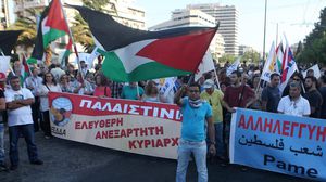 احتشدوا أمام السفارة الإسرائيلية بالعاصمة اليونانية "أثينا"