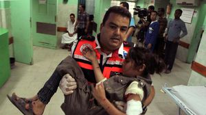 طفلة مصابة جراء قصف الاحتلال لمنزلها - الأناضول