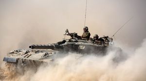 دبابة إسرائيلية متوغلة على حدود القطاع - أ ف ب