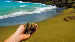 رمال الشاطئ يمكن أن تستخدم لصنع بطاريات (ليثيوم-أيون)