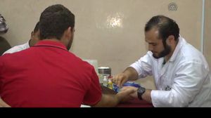 أحد الشباب المتبرعين بالدم في عمّان - الأناضول