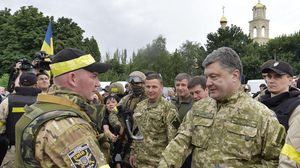 الرئيس الأوكراني بترو بوروشنكو يتفقد الجنود في سلافيانسك - أ ف ب