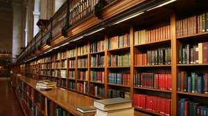 تتيح المكتبة لروارها فرصة النوم بين الكتب ولكن لا توفر الأغطية - أرشيفية