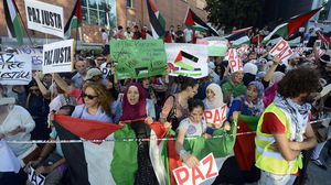 ما يقرب من 200 شخص، احتشدوا أمام السفارة الإسرائيلية بمدريد - الأناضول
