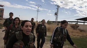 تقول الإدارة الكردية أن تساوي بين المرأة والرجل بما في ذلك في ساحات القتال - أرشيفية
