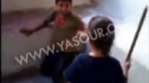 الطفل عباس يضرب الطفل السوري بالعصا بتحريض من ذويه