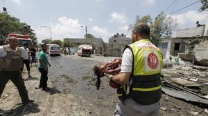  جثة طفلة صغيرة قتلت في المجزرة الإسرائيلية المستمرة على حي الشجاعية - أ ف ب