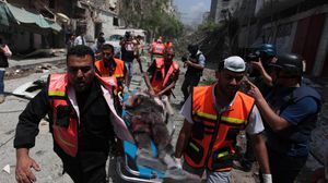 انتشال الشهداء بعد قضيف عنيف على منطقة الشجاعية بغزة - الأناضول