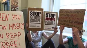 نشطاء يحتلون إحدى مقرات الحكومة البريطانية تنديدا بموقفها من العدوان الإسرائيلي على غزة - يوتيوب