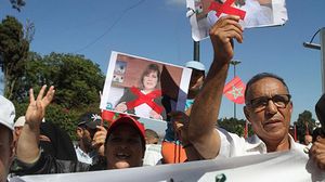 مغاربة يحتجون أمام السفارة المصرية في الرباط - فيس بوك