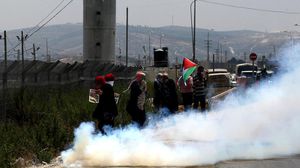 فلسطينيون يواجهون قوات الاحتلال الإسرائيلي جنوب نابلس (أرشيفية) - الأناضول