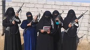 نساء من الدولة الإسلامية بزيهن الخاص - أرشيفية