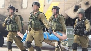 جنود الاحتلال يخلون قتلاهم وجرحاهم - (وكالات عبرية)
